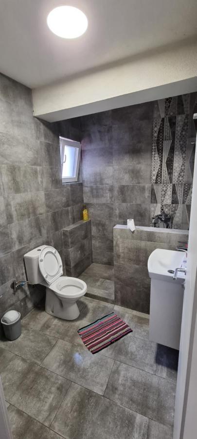 Hotel Bora Pejë Esterno foto
