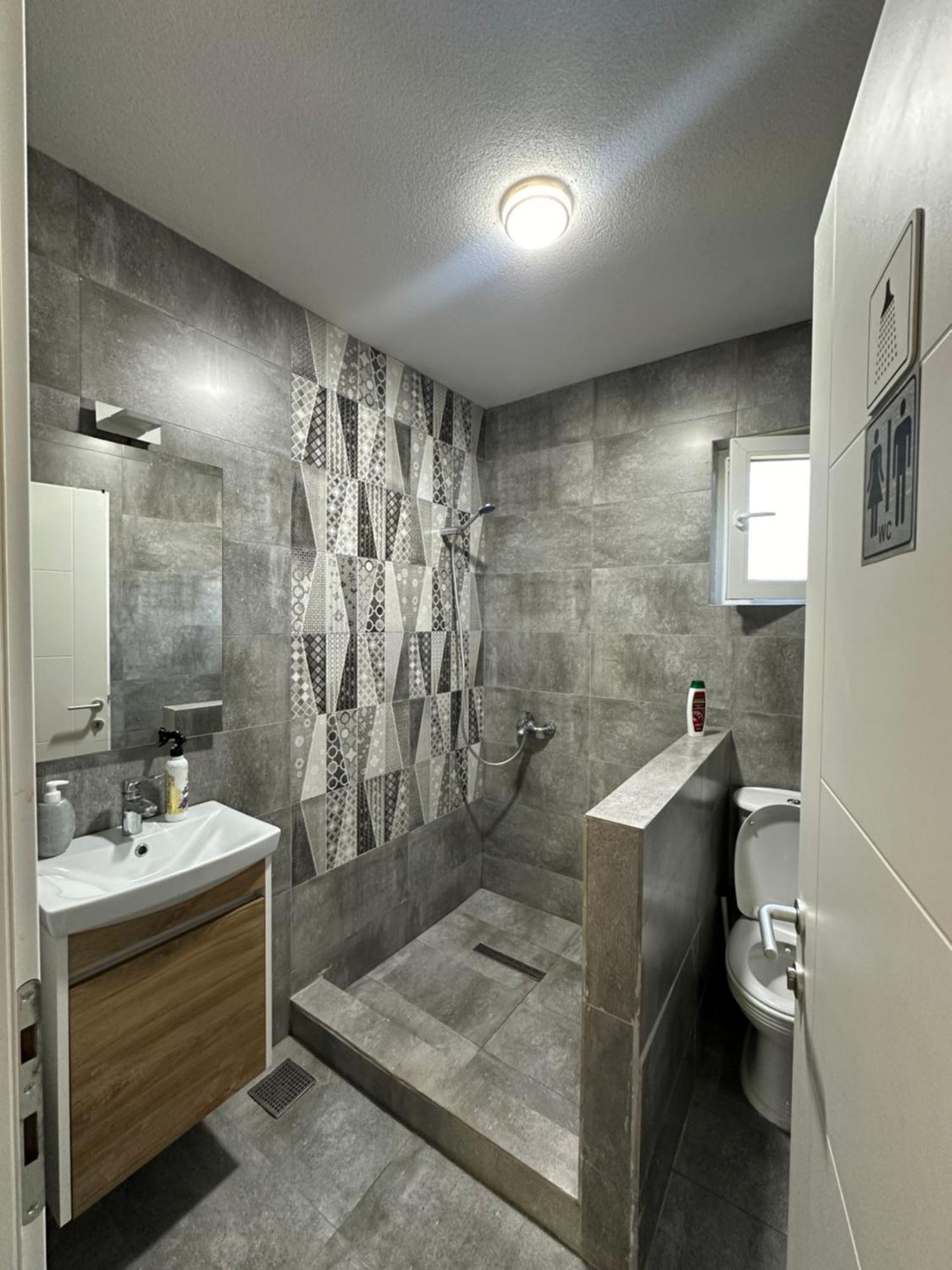 Hotel Bora Pejë Esterno foto